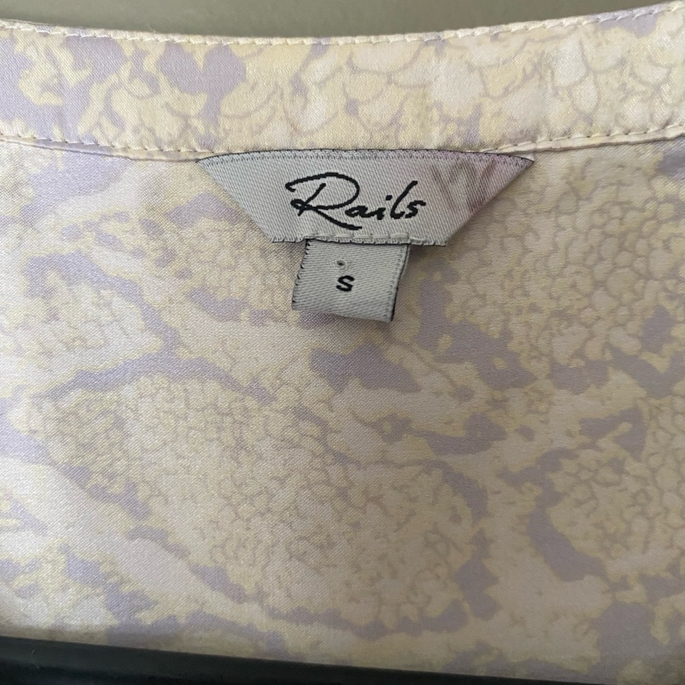 RAILS Pearl Top 100% Silk Boa Cream Snakeskin Print Blouse Size Small - Picture 4 of 8